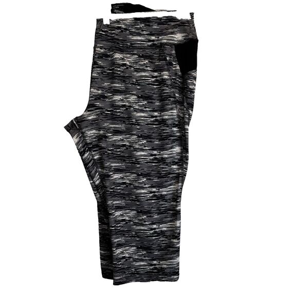 TEK GEAR Women's 2X (39x20) DRYTEK High-Waisted Capri Leggings, Gray/Black/White - Picture 5 of 16